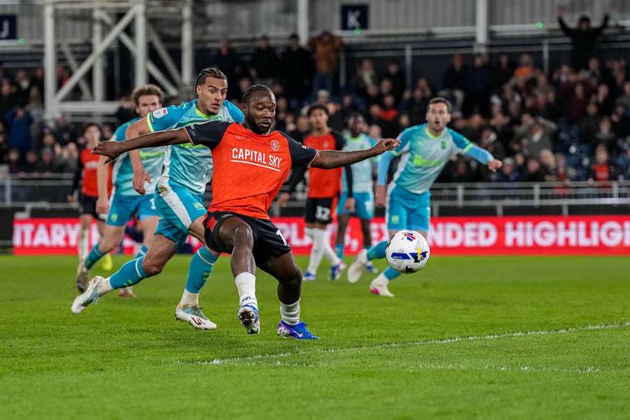 Northampton perdeu por 2-1 diante do Luton Town Northampton perdeu por 2-1 diante do Luton Town