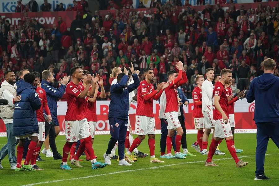 Jogadores do Mainz celebram resultado com torcida; jogo abriu 11ª rodada