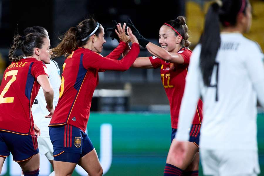Aitana y Athenea celebran el gol de la primera