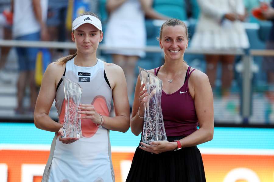 Rybakina y Kvitova posan con sus trofeos tras la final.