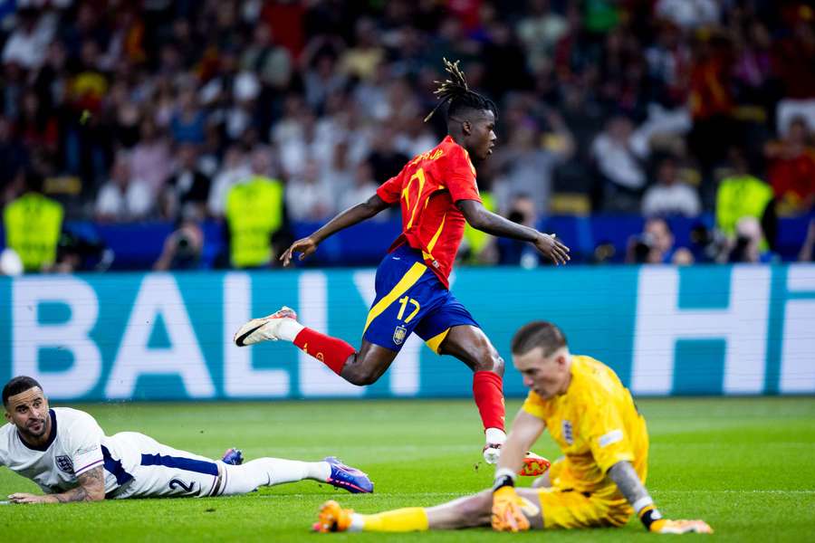 Nico Williams celebra su gol ante la impotencia de Walker y Pickford