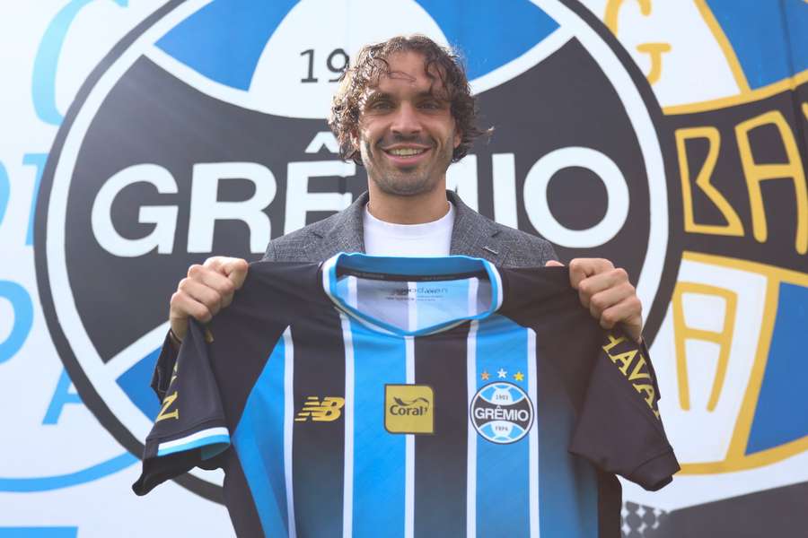 Krovinović foi apresentado no Grêmio Krovinović foi apresentado no Grêmio