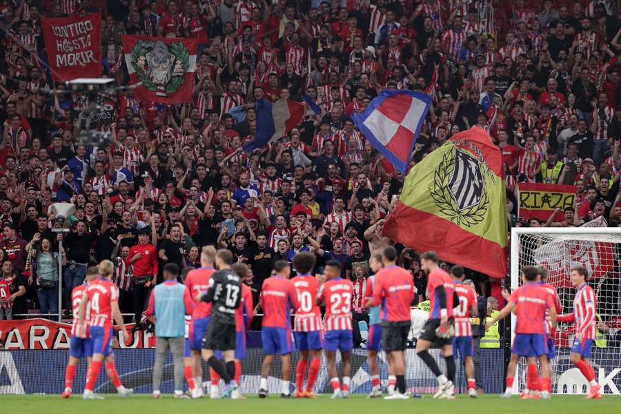 Los jugadores del Atlético saludan a los aficionados del fondo sur del Metropolitano tras el último derbi ante el Real Madrid