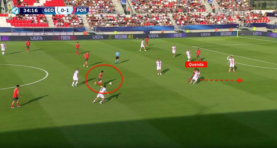 Jakmile si ale všimne, že spoluhráč je v dobrém postavení s míčem, okamžitě spěchá do pozic, kam může očekávat přihrávku.