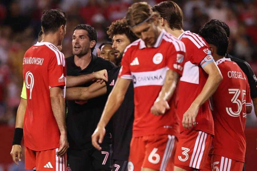 Pique entre Lewandowski y De Paul