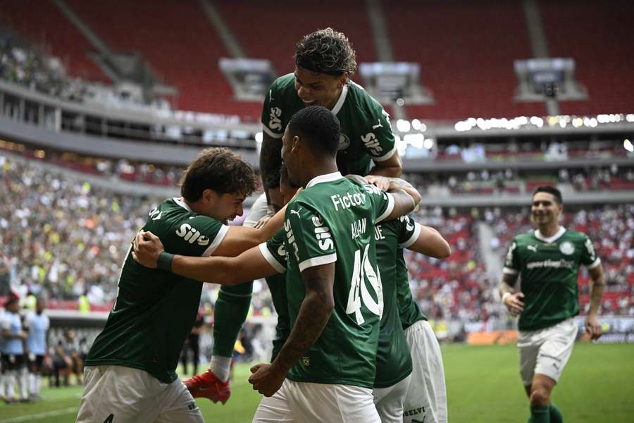 Vitor Roque celebra su gol