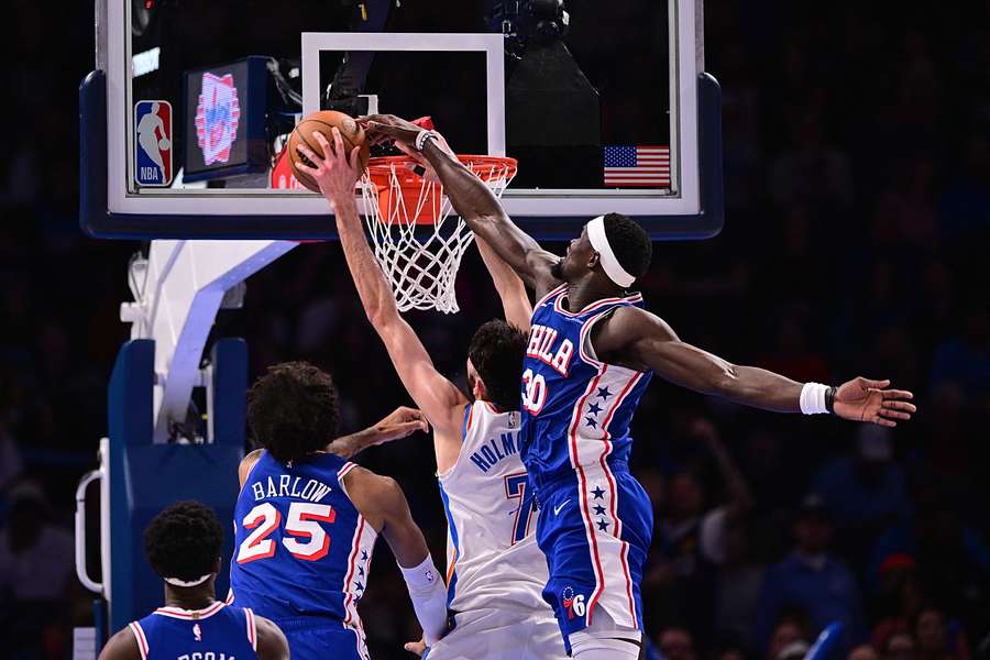 Le Thunder a bloqué la progression de Philadelphie. Le Thunder a bloqué la progression de Philadelphie.