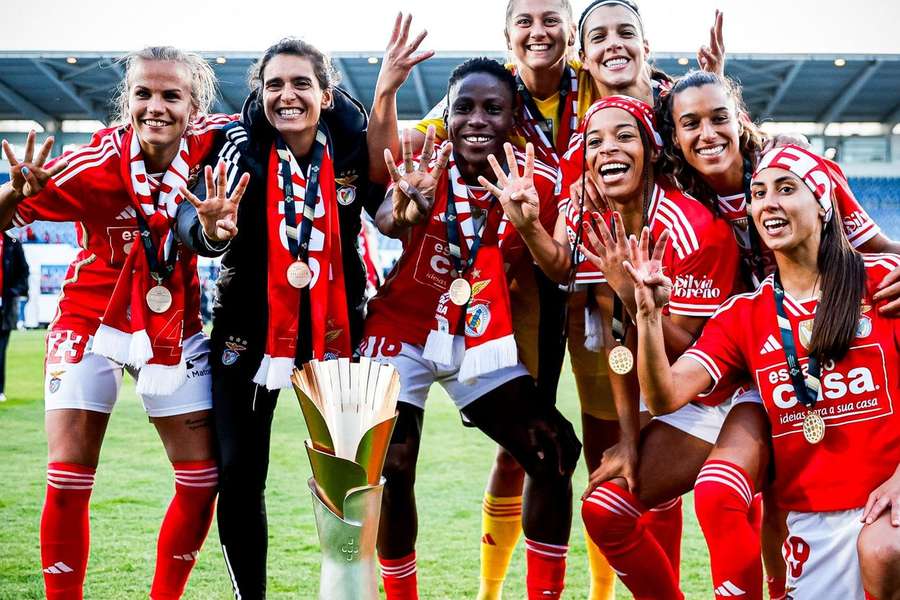 A festa das jogadoras do Benfica com a quarta Taça da Liga