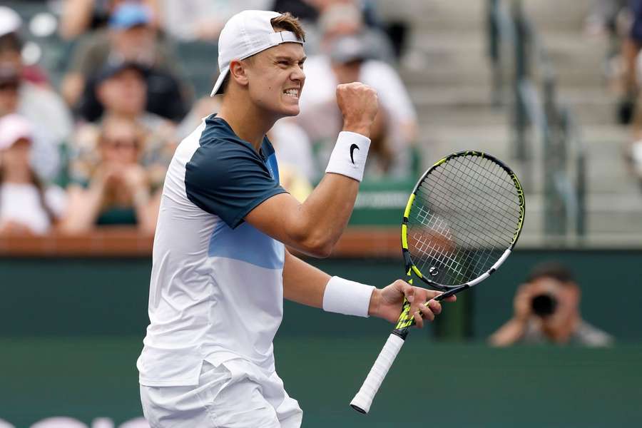 Rune avanza en Indian Wells tras superar a Tsitsipas.