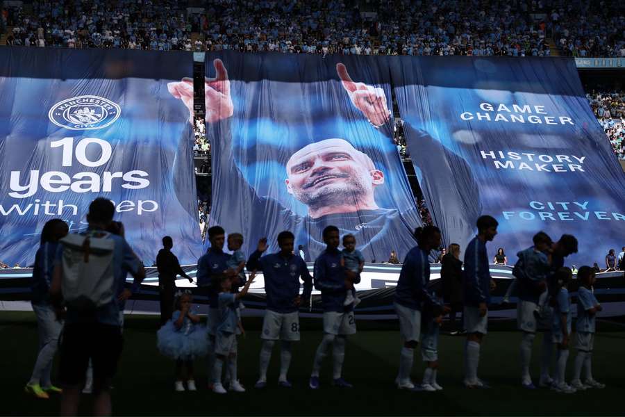 Bandeirão para Pep Guardiola em Manchester City x Aston Villa Bandeirão para Pep Guardiola em Manchester City x Aston Villa