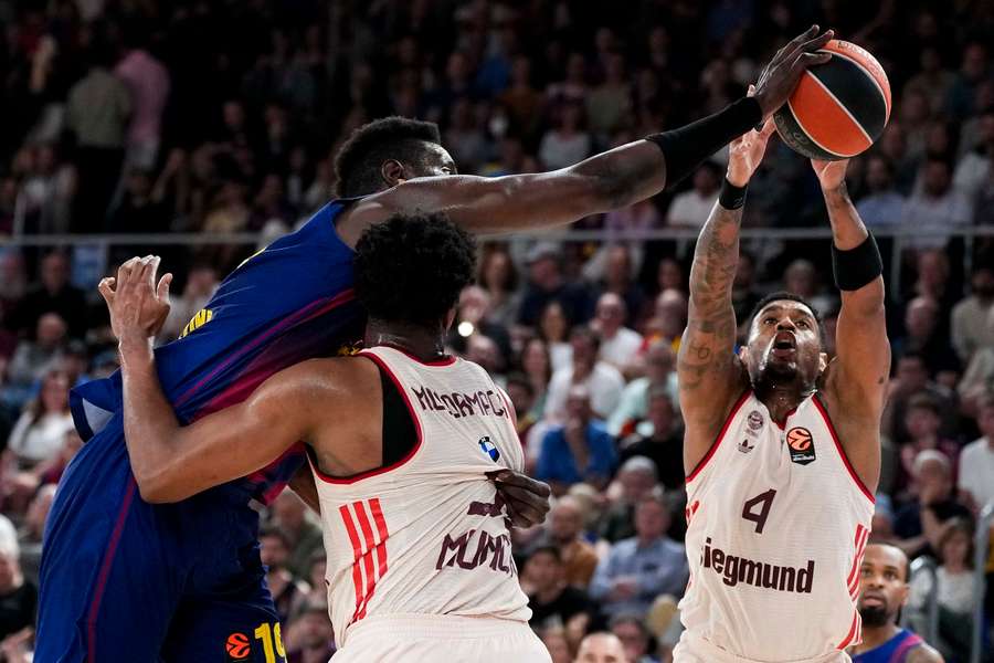 Youssoupha Fall (l.) behauptet sich gegen Bayerns Xavier Rathan-Mayes