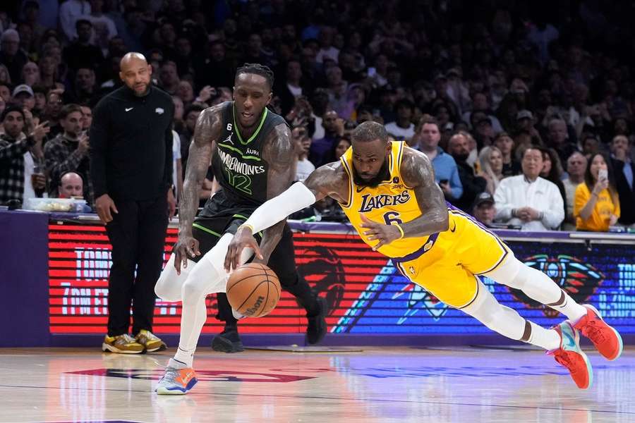LeBron James táhl Lakers 30 body.