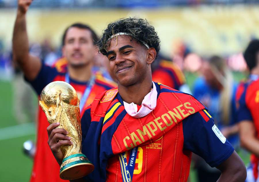 Lamine avec le trophée de la Coupe du monde Lamine avec le trophée de la Coupe du monde