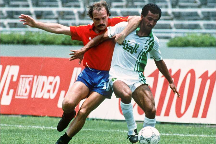 Calderé, em frente a Kaci Said no jogo Espanha-Argélia no Campeonato do Mundo do México 1986