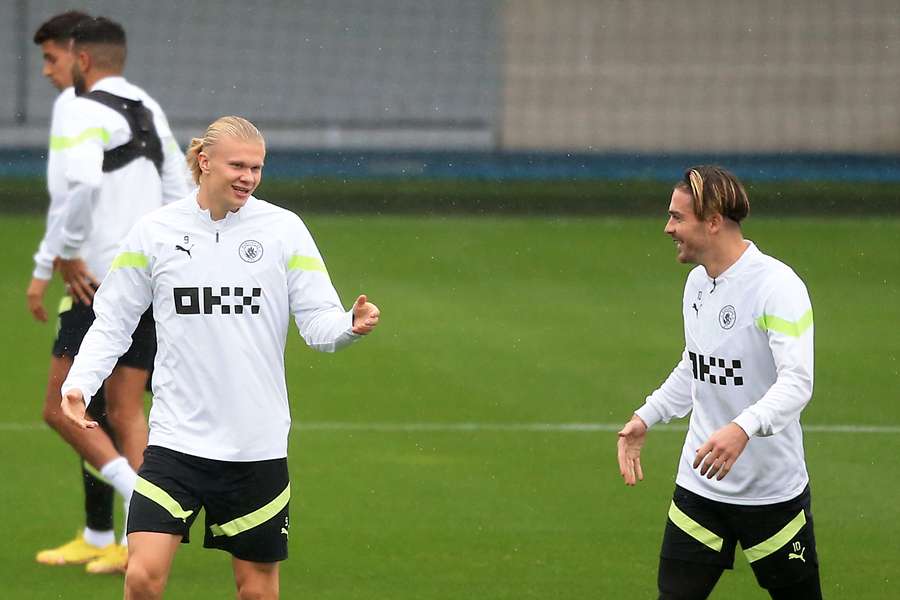 Haaland, hablando con Grealish durante un entrenamiento del Manchester City