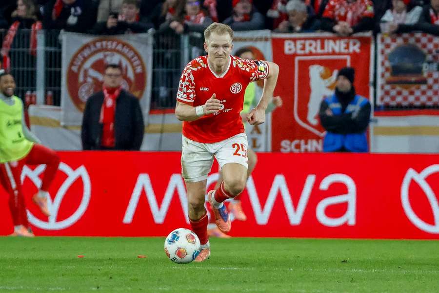 Mainz-Abwehrchef Andreas Hanche-Olsen am Ball