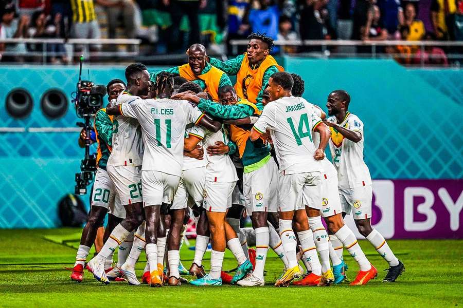 Skupina A: Senegal venoval postup zosnulému Diopovi, Katar s negatívnym rekordom