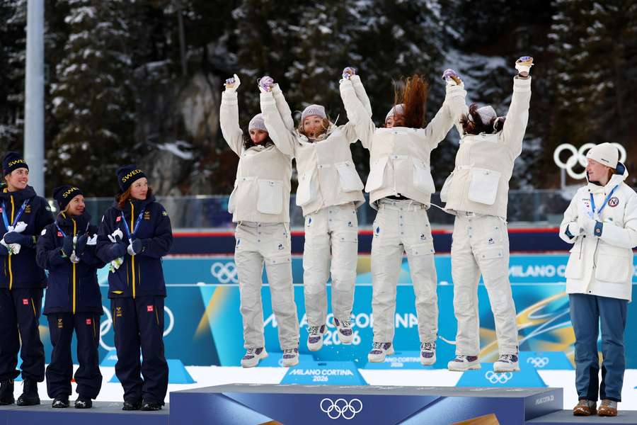 Francúzska radosť na pódiu so zlatými medailami.