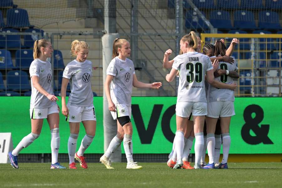 Die Wolfsburger Frauen bejubeln ihren Siegtreffer.