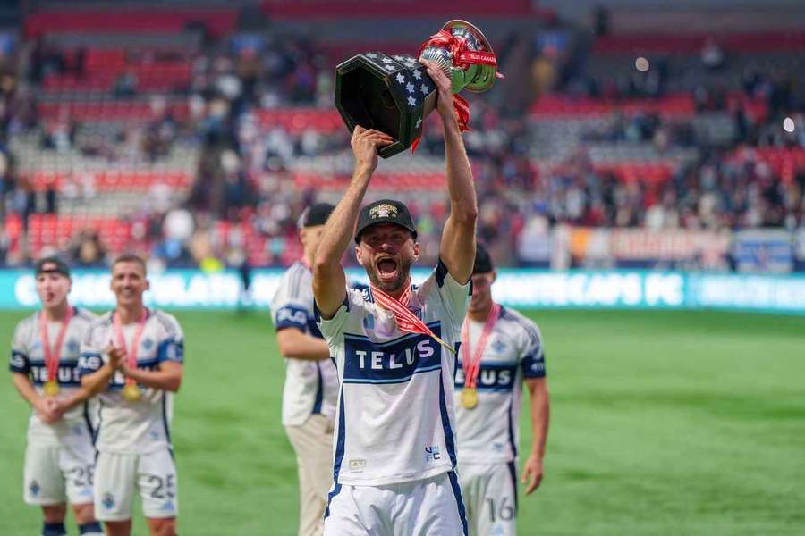 Müller jubelt über seine 35. Trophäe