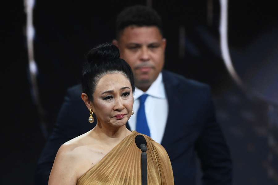 Marcia Cibele Aoki, Peles dritte und letzte Frau, bei der "The Best"-Gala. Im Hintergrund zu sehen: Ronaldo