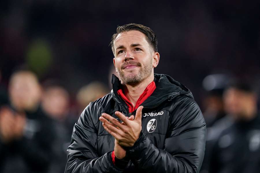 Kapitán Freiburgu Christian Günter děkuje fanouškům po výhře nad St. Pauli. Kapitán Freiburgu Christian Günter děkuje fanouškům po výhře nad St. Pauli.