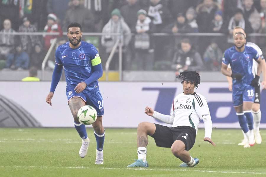 Reece James y Maxi Oyedele durante el partido de cuartos de final de la Conferencia Leaque de la UEFA entre el Legia de Varsovia y el Chelsea. Reece James y Maxi Oyedele durante el partido de cuartos de final de la Conferencia Leaque de la UEFA entre el Legia de Varsovia y el Chelsea.