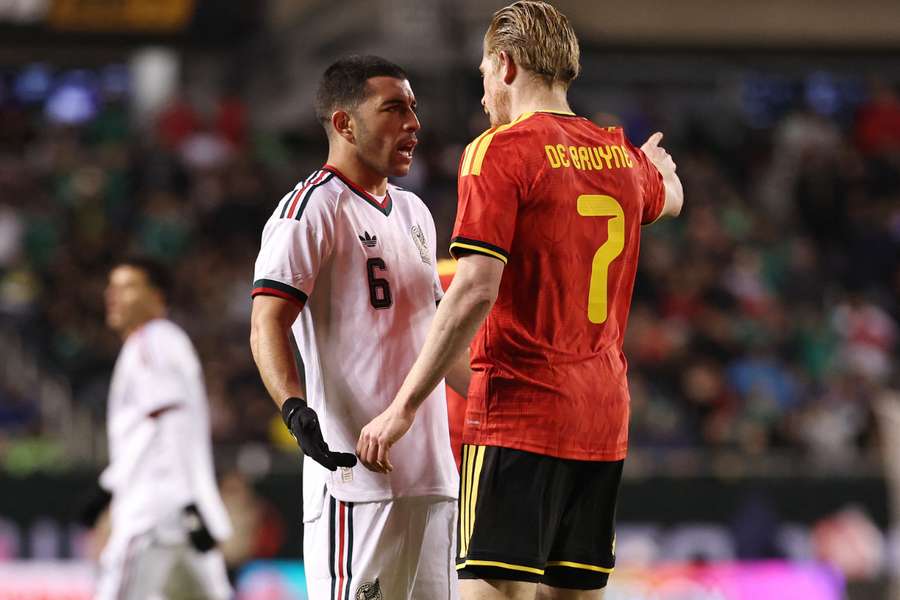 De Bruyne, craque histórico da Bélgica, discute com o mexicano Erik Lira