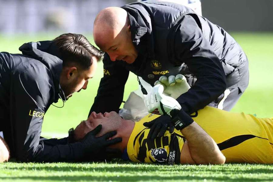 Zraněný brankář Chelsea Emiliano Martínez je po operaci. Zraněný brankář Chelsea Emiliano Martínez je po operaci.