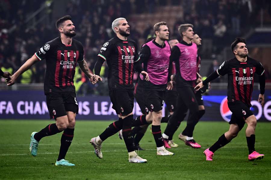 El Milan celebra la victoria con sus aficionados