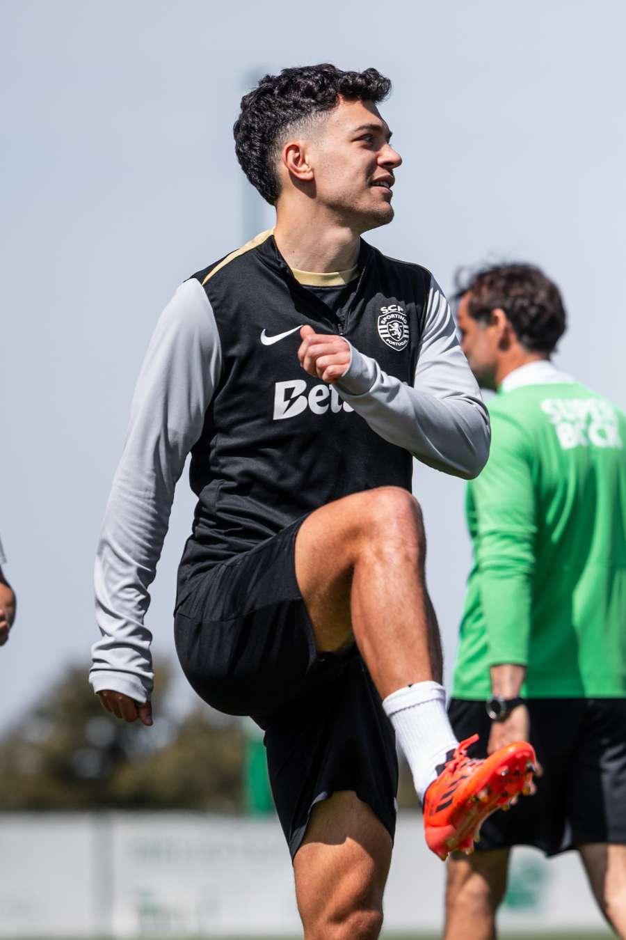 Pedro Gonçalves reintegrado no treino do Sporting