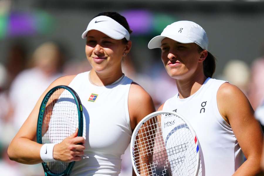Anisimova (izquierda) y Swiatek antes de la final de Wimbledon 2025