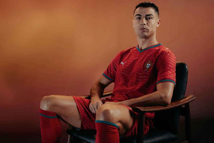 Cristiano Ronaldo apresenta a camisola principal de Portugal