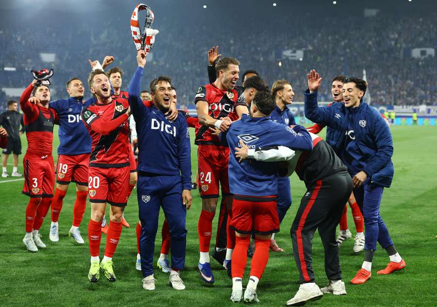 Hráči Vallecana slaví postup do finále Konferenční ligy.