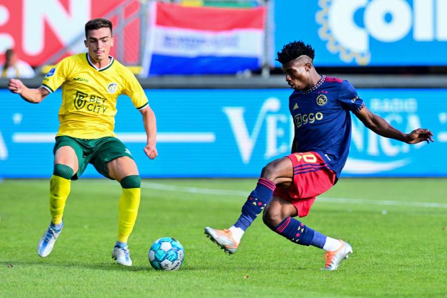 Fortuna's Inigio Cordoba en Ajax' Mohammed Kudus in duel tijdens de eerdere ontmoeting dit seizoen op 6 augustus 2022