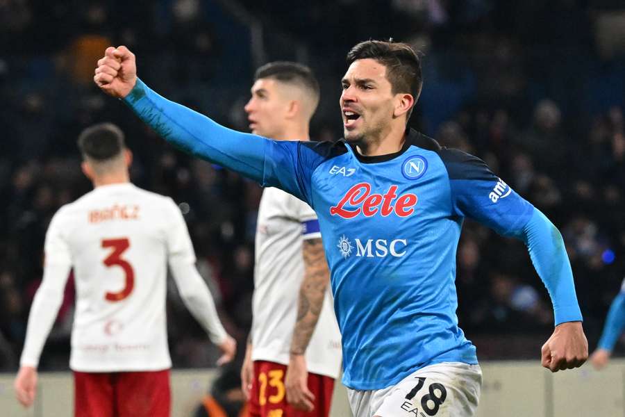 Il Napoli soffre ma batte la Roma 2-1: Simeone spegne le speranze dei giallorossi all'86'