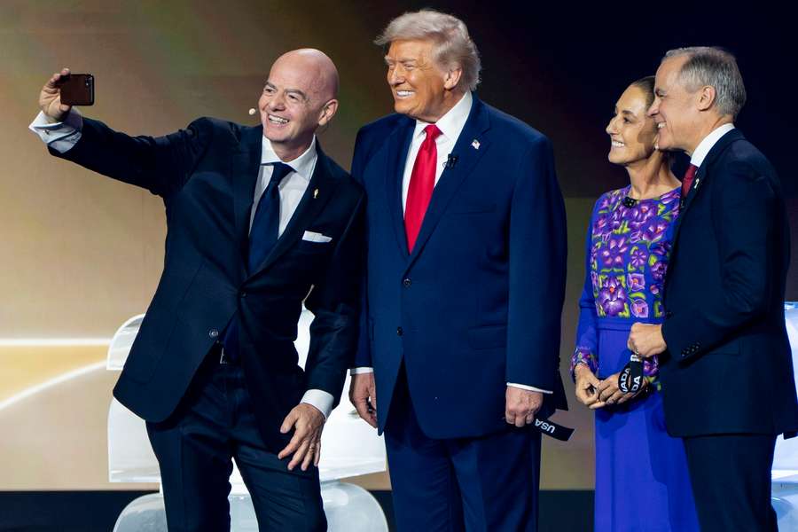 Gianni Infantino machte bei der WM-Auslosung ein Selfie mit Trump, Sheinbaum und Carney. Gianni Infantino machte bei der WM-Auslosung ein Selfie mit Trump, Sheinbaum und Carney.