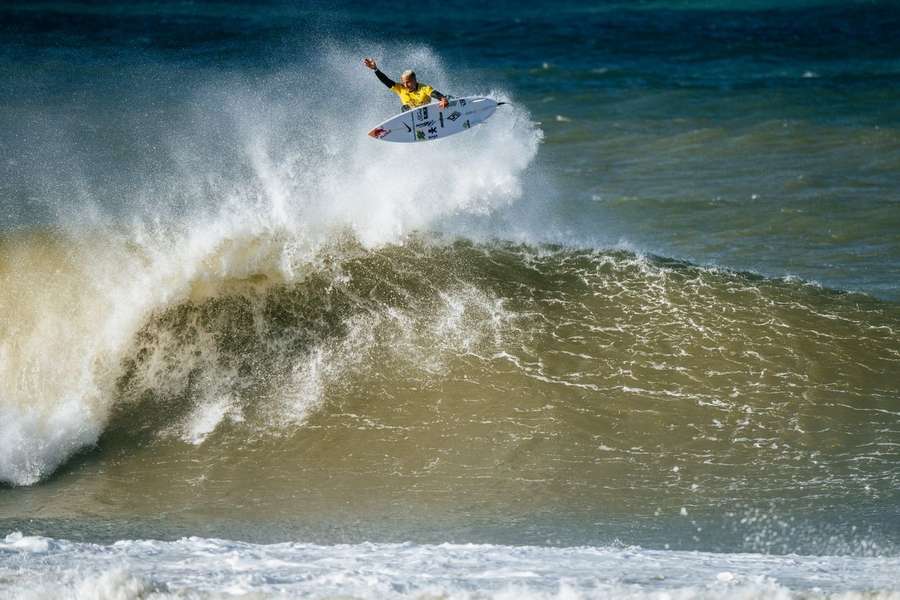 Surfista em ação nas ondas de Peniche