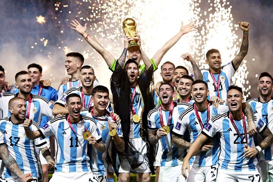 Messi levanta la copa del mundo ante la alegría de la selección argentina