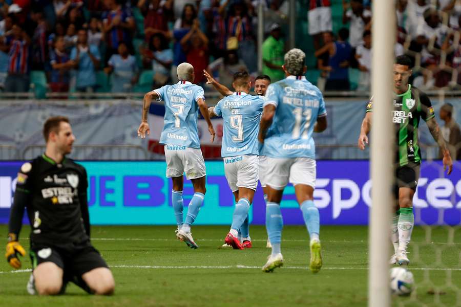 Everaldo abriu o placar para o Bahia no primeiro tempo