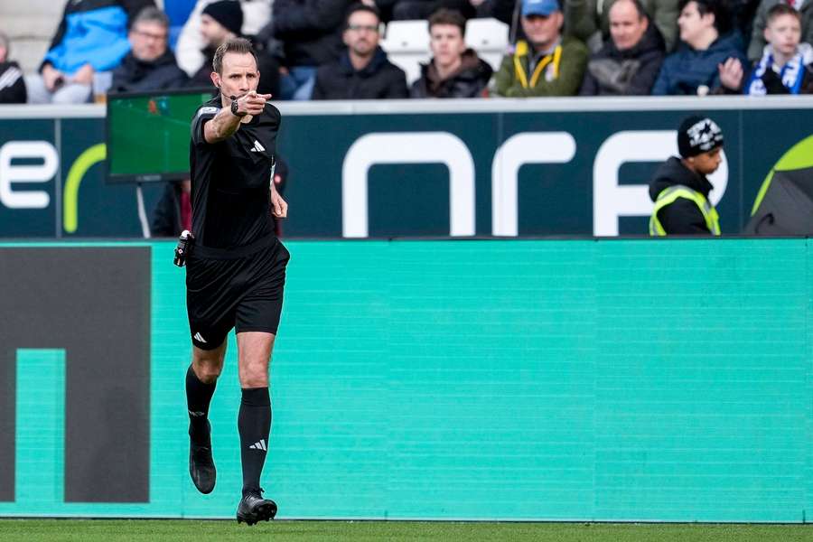 VAR-Entscheidungen müssen künftig über ein Mikrofon erläutert werden. 