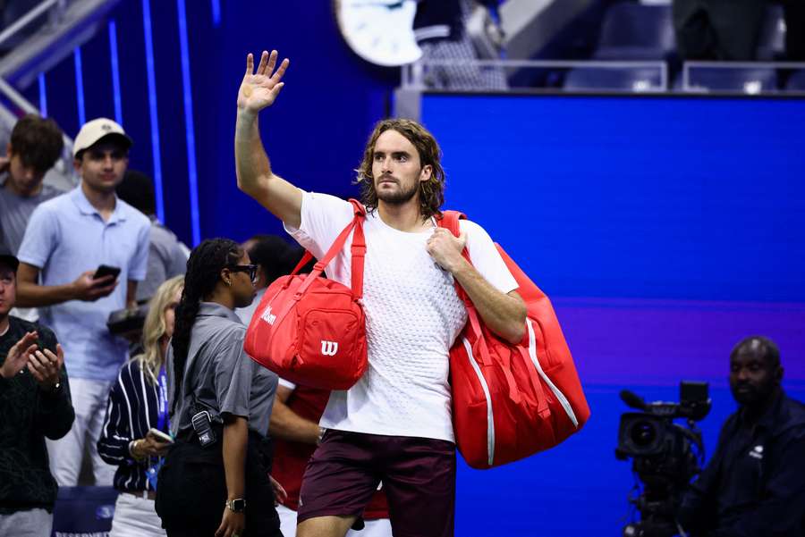 Tsitsipas predĺženie historickej šnúry nezachránil. Tsitsipas predĺženie historickej šnúry nezachránil.
