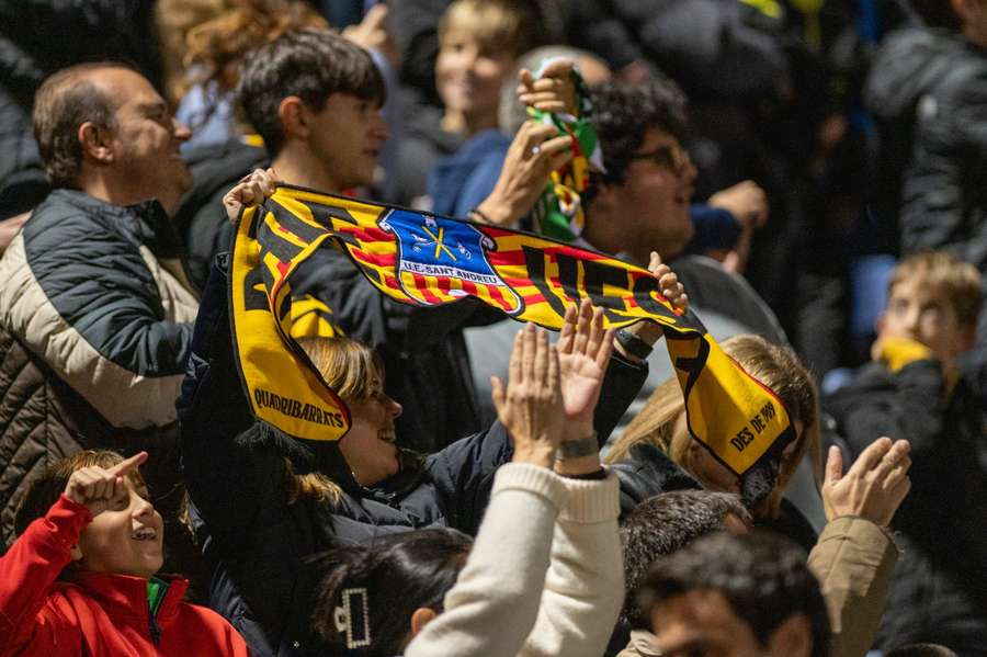 La afición del Sant Andreu anima a los suyos