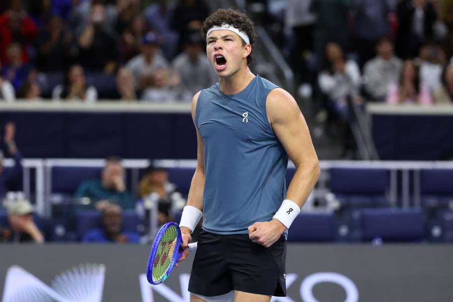 Tenis Flash: Linette zaczyna turniej w Dubaju, dzisiaj trzy męskie finały