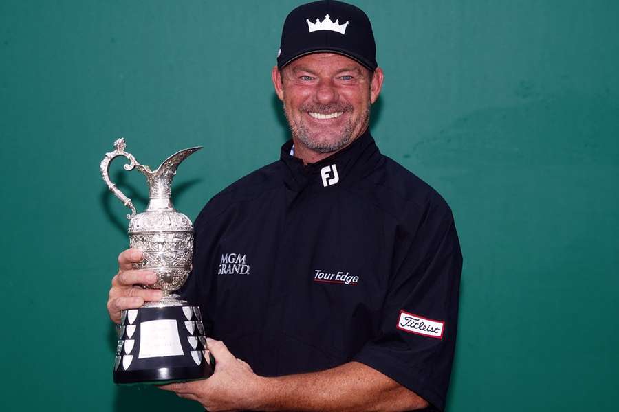 Alex Cejka mit seiner Trophäe.