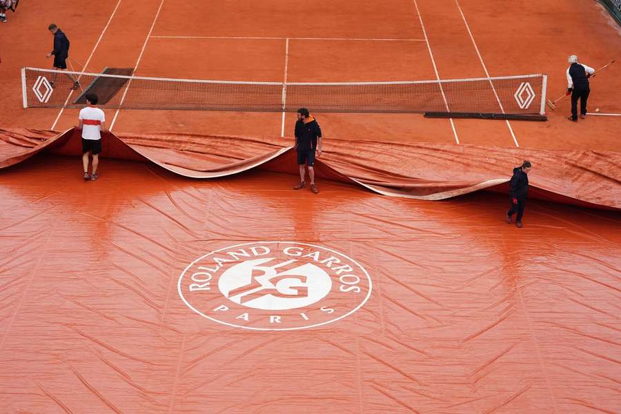 Program na French Open začal se zpožděním kvůli dešti. Program na French Open začal se zpožděním kvůli dešti.