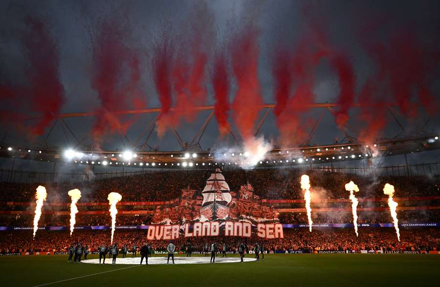 La coreografia dei tifosi dell'Arsenal