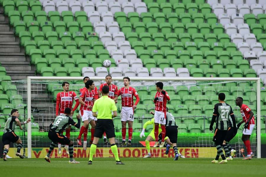 De Eredivisie voetbal koos ervoor om zonder publiek op te starten en door te spelen