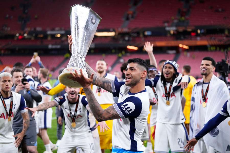 El Cuti' Romero celebra la Europa League con el Tottenham