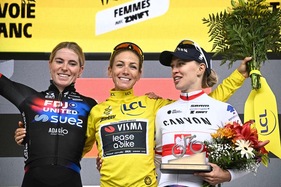 Ferrand-Prévot entourée de Vollering et Niewadoma sur le podium du Tour 2025 Ferrand-Prévot entourée de Vollering et Niewadoma sur le podium du Tour 2025